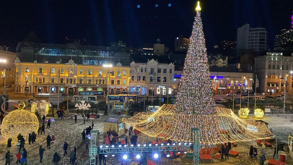 Новогодние украшения центральной площади Владивостока